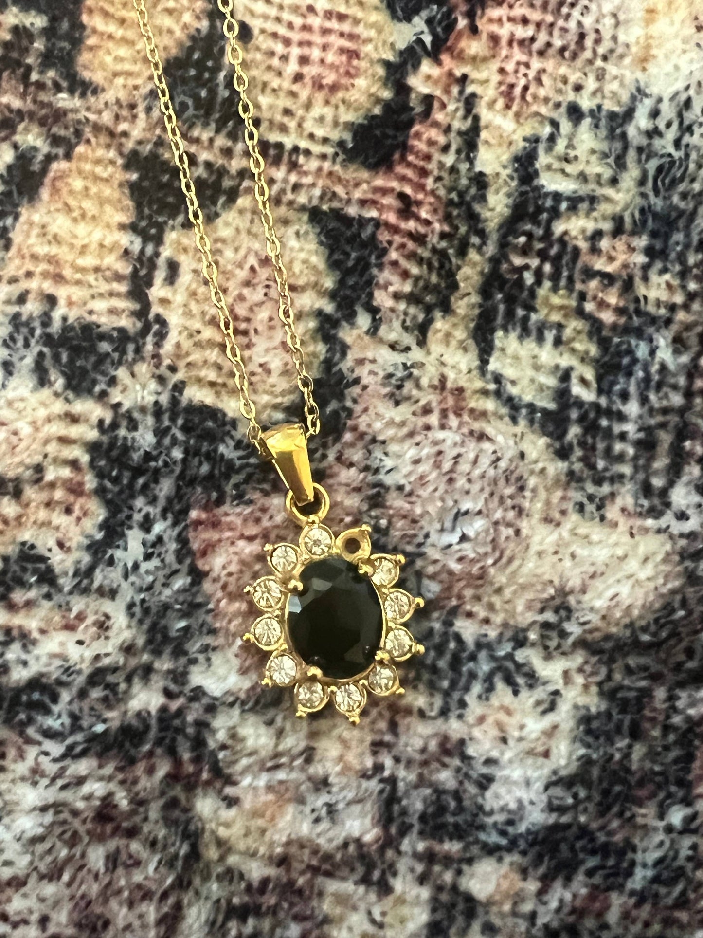 Radiant Stone Necklace - Black